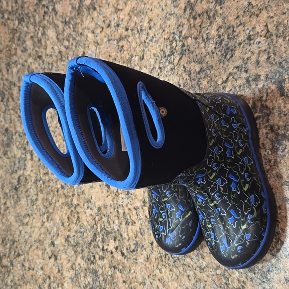 Boys Bogs Size 3 - Picture 3 of 10